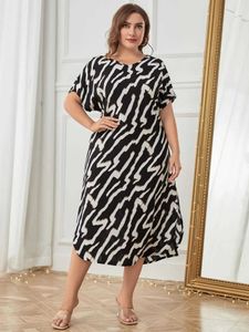 Women's Sleep abbigliamento zebra stampe zebra più taglia da donna con latena da donna Slitto Slp abbigliamento a V Neck Short Slves Nightdress Back V Cut Pajamas Dress Nightwear Y240426