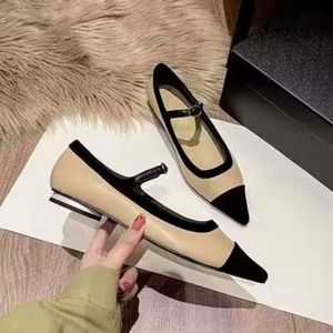 Utomhusskor billiga stilskor Kvinnor pekade 2024 Spring Light One Line Buckle Strap Flat Shoes