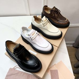 2024 Mocassins de grossa com um britânico British Fomen's Block Round Round Toe Moda e versátil Lace up Sapates de couro pequenos