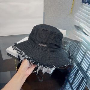 French Jacqumus Luxury Fashion Bucket Hat 2024 Verão Jacquemis le Bob Andichaut Mesmo estilo pescador Cap Rua Jacque Chapéus de aba larga para homens e mulheres