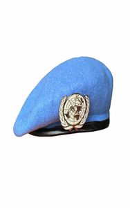 Skąpy brzegi czapki un blue beret o Zjednoczonych Kapelusz siły pokojowej z pamiątką Cockade pamiątki 2209263798363