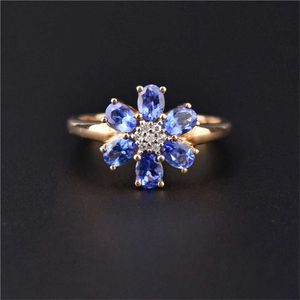 Полосы кольца деликатный голубой кристалл цветок перевозчик невесты обручась в валентном дне Святого Валентина.