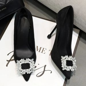 Трендовые классические черные туфли на шпильке, атласные туфли на высоком каблуке из атласа со стразами и квадратной пряжкой, женские туфли подружки невесты на плоской подошве 240125
