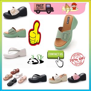 Designer Casual High Rise Thick Soled PVC Slippers Man Woman Light Weight Wear Resistant Leather Rubber Soft Sules Sandaler Flat Summer Beach Slipper