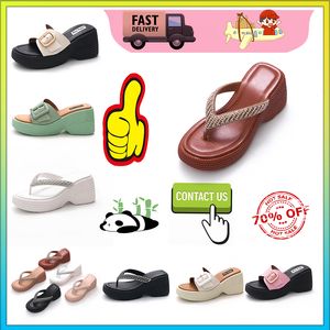 Designer Casual Platform Tjock Soled PVC Slippers Man Woman Light Weight Wear Resistant Leather Rubber Soft Sules Sandaler Flat Summer Beach Slipper