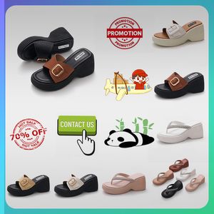 Designer Casual Platform Högt tjocka Soled PVC Slippers Man Lätt Vikt slitage Läder gummi mjuka sulor Sandaler Flat Beach Slipper