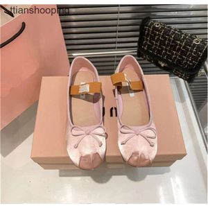 2023 Fashionable Luxury designer Dress shoes Women Pink ballet shoes Womens bow shoes French Satin flat shoes Mary Jane flat shoes Pink Red Size Eur 34-40