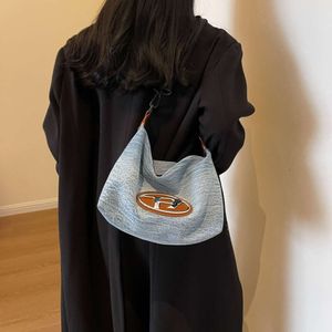 جديدة كبيرة سعة كبيرة الدنيم الكتف بسيطة وعصرية Crossbody الطالب الفصول الدراسية Leisure Crescent Bag ، أنثى 2024 الأزياء 78 ٪ قبالة المتجر بالجملة