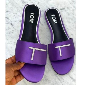 2024 NOWOŚĆ Kapcie na plaży Mężczyźni Tom Mius Ford Black Leather Slajd Classic Flip Flop Dhgate Miui Designer Women's Sandal Sandal Slowers Luksusowe sandale Mule Bezdrocze na obcasie