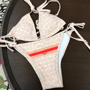 Frauen Badebekleidung Designer sexy Bikini Gewürzanzug Low-taisted Slips Seaside alles Strandwindmuster lässig sanfte Halftergurt Design Swimwears Bra