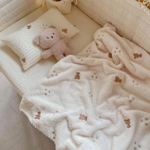 Одеяла INS детское одеяло, мягкое флисовое теплое зимнее одеяло для младенцев, чехол для кровати с вышивкой и рисунком медведя, пеленальная накидка на коляску