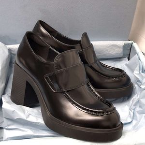 Kvinnor höga klackar loafers skor designer borstade läder monolit loafers triangel svart vit med ruta 521