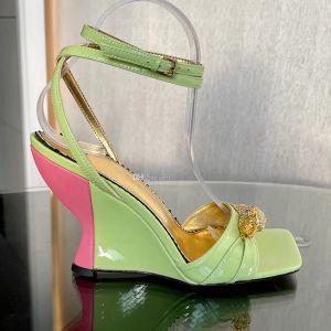 웨지 하이힐 샌들 오픈 발가락 금속 모조 다이아몬드 장식 주름을 잡은 부드러운 특허 가죽 샌들 여성 디자이너 신발