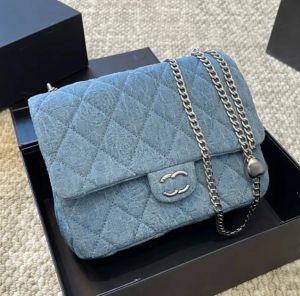 Borsa a tracolla in denim con bottone a forma di cuore di design di lusso Borsa a tracolla con patta da donna di marca francese Camelia Borsa a tracolla costosa con doppia lettera da donna