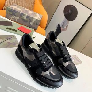 Topp VT -skor Kvinnor Valentines Luxurys Designer Camouflage Rockrunner Camo Men Trainers Shoes Mesh Leather Fabric Rubber Stud Platform Sneakers Runners Athletic 61