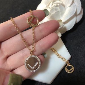 Designer Necklace Letter Diamond Style Pendant Necklace Fashion Cute Fashion Luxury Jewelry Customized Necklace Ladies Elegant Gold and Silver Love Necklace