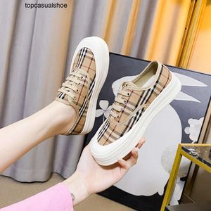 Burberyitys för tjocka skor Soled Board Womens Spring 2023 New Han Fan One Foot Plaid Canvas Shoes College Style Versatila Casual Shoes