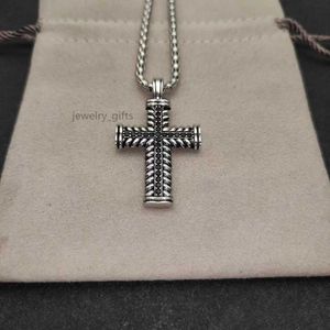 High Choker Moissanite Chain Quality Luxury Halsband Designer Fashion Halsband Utsökta Premium Cross Necklace Pendant Valentine's Day Gift Jewelry Woman Woman