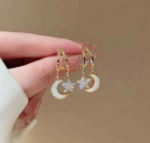 Stud 2024 Ny modetrend Unik design Elegant delikat Zircon Shell Star Moon Earrings Women Jewely Party Premium Present grossist