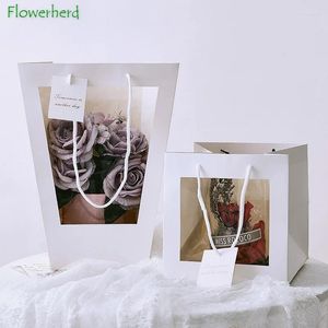 Geschenkverpackung, transparentes Fenster, handgehaltener Blumenkasten, Blumenstrauß, Verpackung, Rosenarrangement, Shop