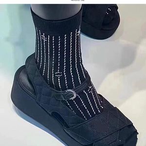 Tasarımcı Rhinestone Socks Çoraplar Kadınlar Moda Bayanlar Kızlar Bling Striped Street Giyim Çorap Sporları Kısa Siyah Beyaz Çorap Çorap Dropship