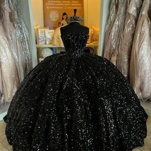 2024黒い光沢のある恋人Quinceaneraは、肩に並ぶビーズチャペルトレインコルセットプロムVestido de Debutante 15 Anosを並べてドレスを着る