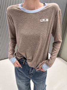 女性用Tシャツ文字コントラストカラーラウンドネックTシャツ早春折りたたまれた長袖のスプライシングフェイク2ソリッドトップ