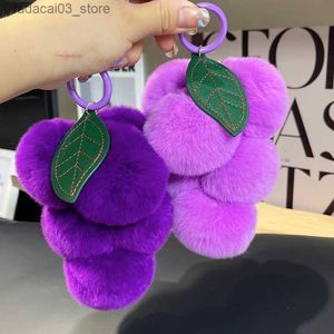 Keychains Lanyards Lovely Grape Pom Poms Keychains Fluffy Pompoms Keychain Rex Rabbit päls Pompoms Keyring Car Key Chain Pendant Accessories Q240201