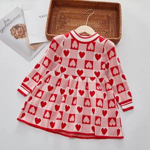 Платье для девочек, осенняя модная детская одежда в клетку Love, весеннее вязаное платье принцессы для маленьких детей 240122