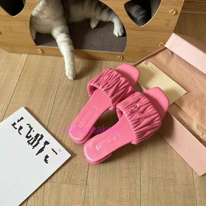 Tasarımcı Slaytlar Kadın Sandalet Miuimiui Ayakkabı Yaz M Moda Çizgisi Anti Slip Square Kafa Mektup Düz Dipli Dış Aşı Terlik Kadın Deri