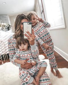 Kadın pijama Noel aile eşleşen pijama seti 2024 anne baba çocuk elk baskı 2 adet kıyafetler bebek romper görünüm yumuşak Noel hediyesi