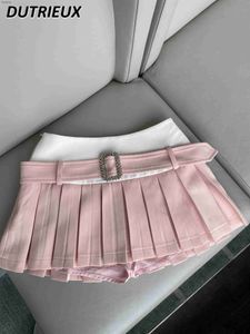Kjolar japansk söt stil borr hink bälte miniskirt rosa vit kontrast färg sömmar mid-låg midja veckad kort kjol för kvinnor yq240201