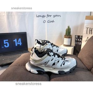 Sole 3xl 3.0 Blcg Triple S Track Sneaker Ayakkabıları Paris Kadınlar 2024 Erkekler Açık Mekan Kalın Saborlar Led Işık Yükseltilmiş Balencaga Spor KB4Z