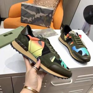 Topp VT -skor Kvinnor Valentines Luxurys Designer Camouflage Rockrunner Camo Men Trainers Shoes Mesh Leather Fabric Rubber Stud Platform Sneakers Runners Athletic 20