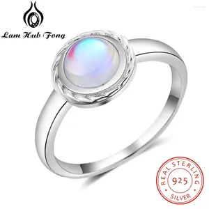 Cluster Rings Vintage Women 925 Sterling Silver med 6mm rund regnbåge Moonstone Wedding Party Gifts Fine SMEEXKE (LAM HUB FONG)