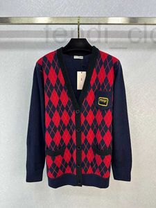 スカートデザイナーブランド早春に新しいアカデミースタイルファッション汎用年齢を減らす刺繍レターコントラストダイヤモンドグリッドニット女性のためのカーディガンMGH8