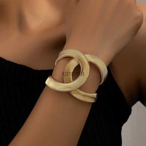 Girocolli europei e americani vendita calda personalità design di lusso braccialetto a molla retrò esagerato braccialetto croce gioielli a mano YQ240201