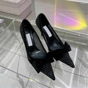 Chinelos 2024 Mulheres Europeias e Americanas Salto Alto Malha Bow Rhinestone Pointed Fashion Shoes