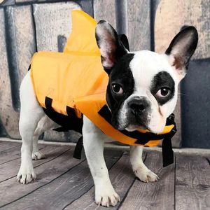 犬のアパレル夏のライフベストサメのペットジャケット服安全水着ペット水泳スーツボート犬