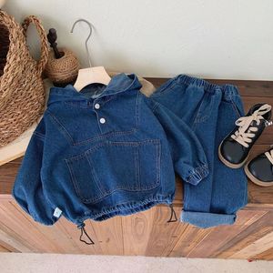 Conjuntos de roupas 2024 outono em crianças denim conjunto 2 pcs 1-7 anos moda com capuz retalhos top outerwear casaco calças sólidas