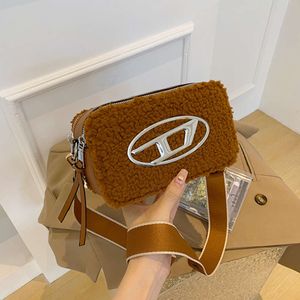 Fotocamera in peluche alla moda per la nuova borsa a tracolla singola di fascia alta popolare con tracolla larga da donna 2024 Design Fashion 78% di sconto nel negozio all'ingrosso