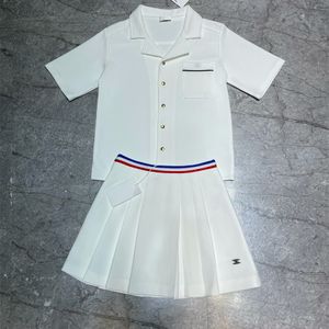 Zweiteiliges Damen-Set, Designer-Kleid, Sommerkleid, minimalistisches, amerikanisches Buchstaben-Stickerei-Hardware-Schnalle, kurzärmeliger, hoch taillierter Faltenrock