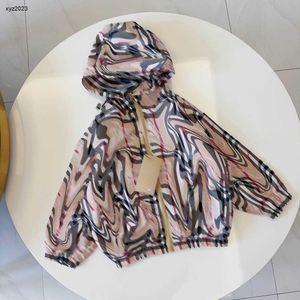 أزياء السترات السترات متعددة الألوان عبر خطوط معطف الطفل حجم 100-150 بويز فتيات الملابس الخارجية مقنع