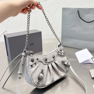 Designerväska 2023 Fashion Women Chain Crossbody Axel Tote Bag Half Moon Armpit Top Quality Leather Cleased Edge Lady Clutch Designer Plånbok