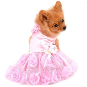犬のアパレル小犬のための犬のアパレルペットドレス豪華な子犬ウェディングドレスローズフラワーレーススカートシルキーボウバースデーパーティー猫の服
