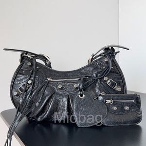 Moda tasarımcı çantası tote çantaları le cagole neo cagole motosiklet çantası kadın el çantaları retro omuz crossbody bayanlar lokomotif çanta ay çantası