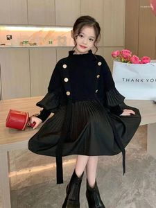 Flickaklänningar 2024 Spring och Autumn Girls 'Dress Children's Clothing Black Design Sense skarvad stickad veckad kjol