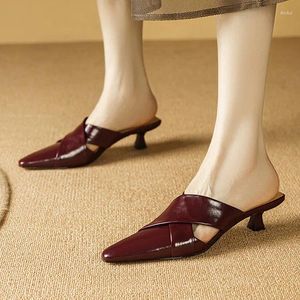 Elbise ayakkabıları şık tasarım2024 şarap kırmızı kadın pompalar kare ayak parmağı tek katırlar çapraz kayış bej yüksek topuklu terlik siyah sonbahar ayakkabı