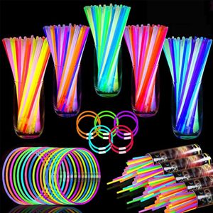 2050100pcs Glow Sticks Party Floresan Işığı Karanlık Bileklik Kolyesinde Neon Düğün Doğum Düğün Dekor Dekor 240126