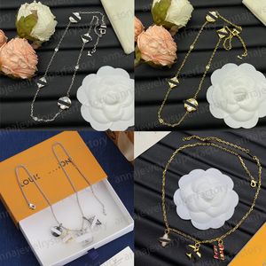 2024 Designer Classic serie L Collane con pendente per le donne lettera Bianco Fritillaria 18 carati Oro rosa Argento Presbiopia Collana di diamanti popolare regalo di gioielli di lusso